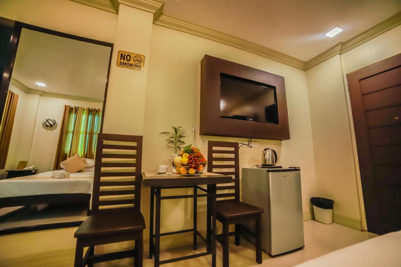 Villa Esmeralda Bryan'S Resort Hotel And Restaurant Palayan City Exterior photo