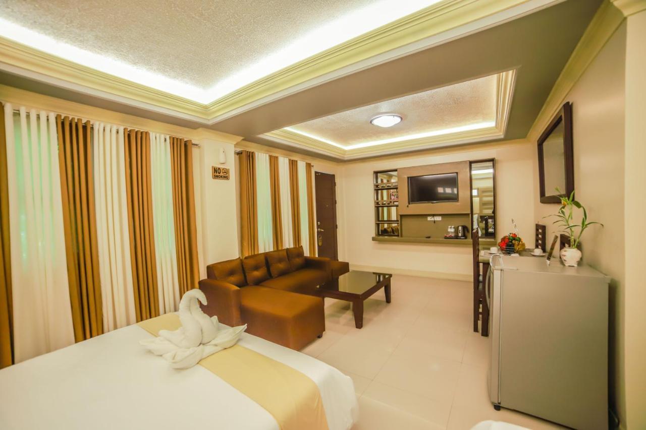 Villa Esmeralda Bryan'S Resort Hotel And Restaurant Palayan City Exterior photo