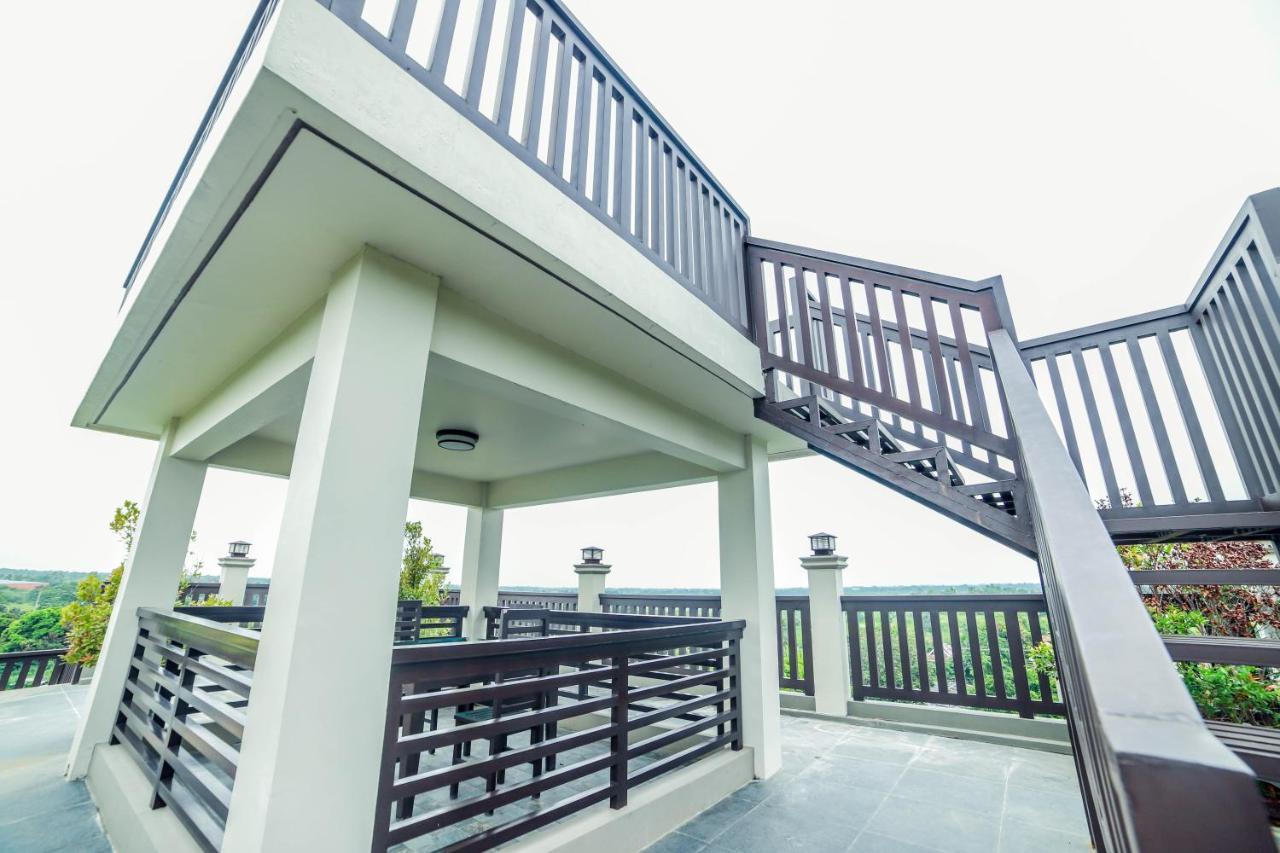 Villa Esmeralda Bryan'S Resort Hotel And Restaurant Palayan City Exterior photo