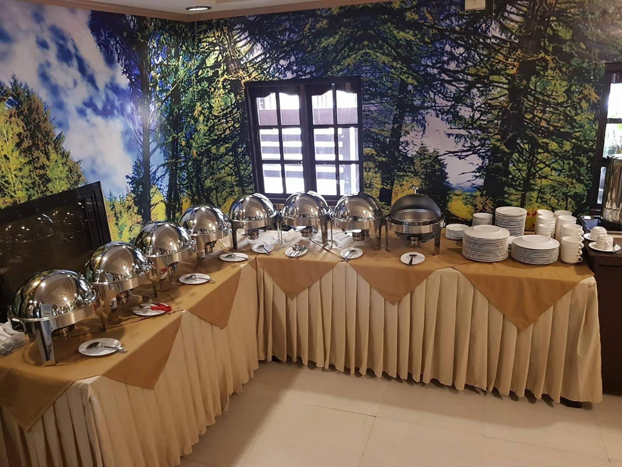 Villa Esmeralda Bryan'S Resort Hotel And Restaurant Palayan City Exterior photo